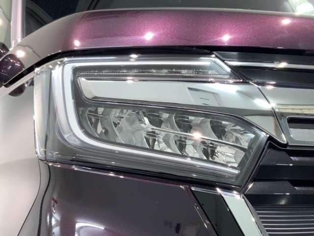 LEDヘッドライトは、点灯の瞬間から最大光量を発揮し、突然暗くなるトンネルなどでの安定感を高めます。