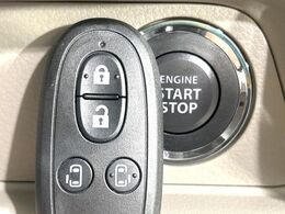 【キーレススタートシステム】カバンやポケットに入れたままでもドアの施錠・解錠が可能なスマートキーを装備。エンジンのオン・オフ時もカギを取り出す必要が無いからとっても便利です♪