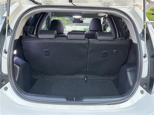 【トランク】積み込みやすくて、たっぷり積める荷室です。シートアレンジできるものは、乗車人数と荷物の量や大きさによってシートを動かすことができるので、より快適なドライブが可能です！
