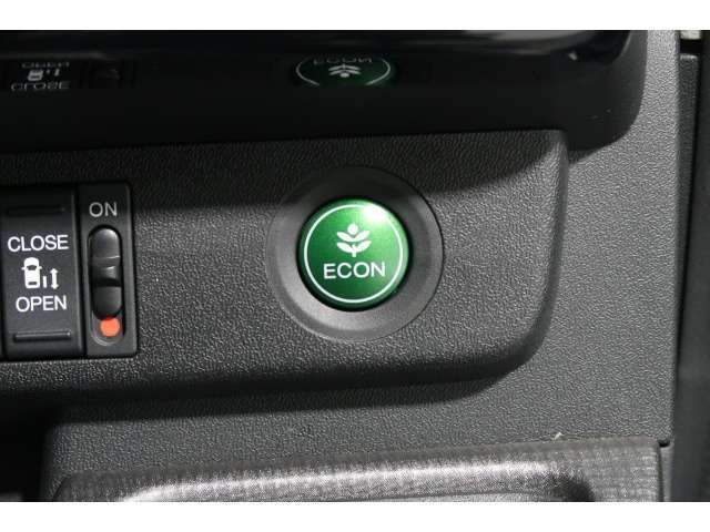葉っぱマークのECONスイッチ！スイッチをONにするだけで、エンジンやエアコンなどを協調制御。燃費の向上に貢献します！
