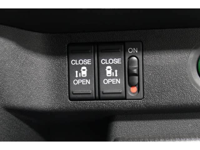 ◆◆両側電動スライドドア！！荷物で手が塞がる時など簡単にドアの開閉が出来ます！何より力いらずで開閉OK！女性やお年寄りにも優しい♪電動機能はOFFにもできますから元気なお子様の駆け出しも安心！