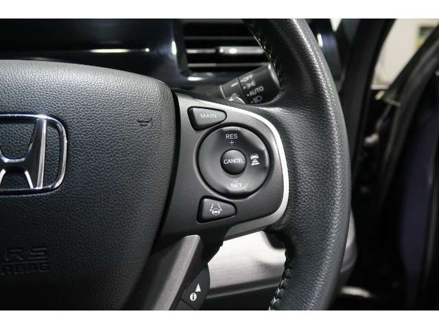Hondaセンシングの機能のひとつ、アダプティブクルーズコントロール付！アクセルから足を離しても設定したスピードと前車との車間を保ち走行してくれます！車線維持もアシスト☆高速道路で疲労軽減ですね☆
