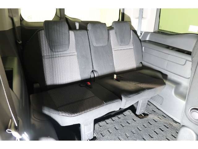 3列目も必要十分な空間を確保しています☆ご家族・仲間同士でロングドライブも楽しめますね♪