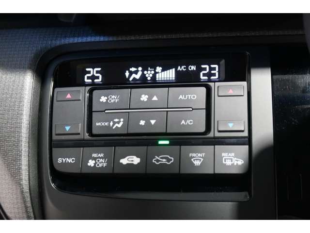 オートエアコンは左右席で独立温度コントロールが可能です。運転席はキンキンに冷やして助手席はマイルドにと言った設定が可能です☆暑さ寒さでケンカすることもなくなりますね♪