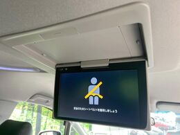 【フリップダウンモニター】大画面モニターで後席でもエンタメをお楽しみいただけます。小さなお子様にも大人気の装備です♪