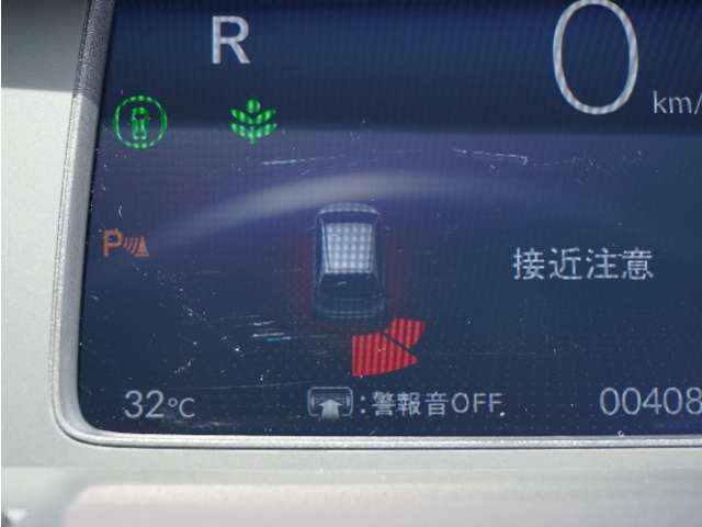 【クリアランスソナー】バンパーに付いたセンサーが障害物を検知。一定の距離に近づくとアラートで教えてくれます。狭い駐車スペースや車庫入れ時も安心です。
