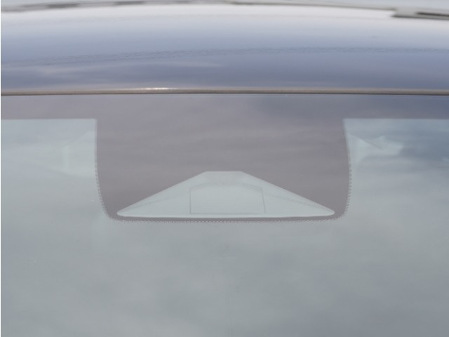 【ホンダセンシング】 「ミリ波レーダー」と「単眼カメラ」の異なる特性を持つ2つのセンサーなどにより、安心・快適な運転を支援します。