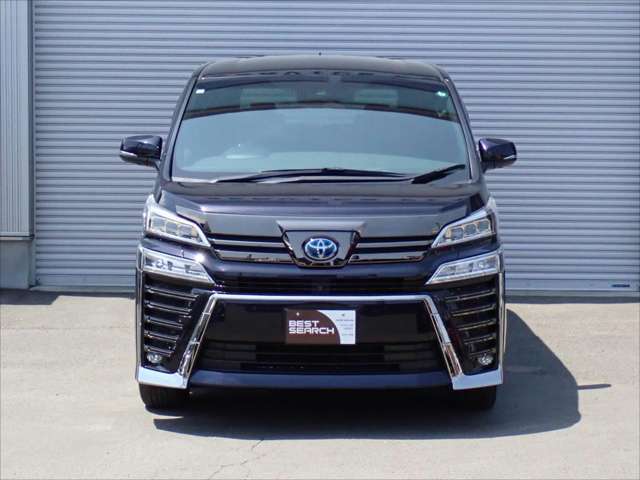 特別仕様車のフロントグリルは黒く輝くスモークメッキを採用！ゴールドで加飾されたヘッドライト！ワイルドさが違います！