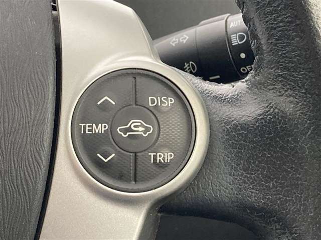 インフォメーションディスプレイの操作ボタンです。手元で操作できると安全性が高まりますね。