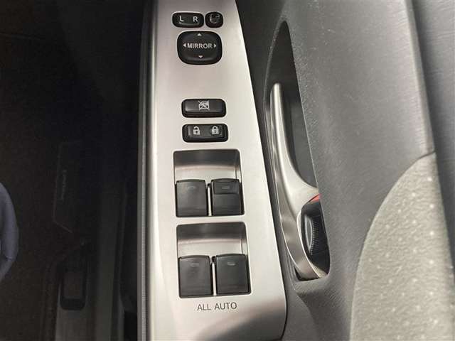 もちろん、パワーウィンドウも付いています♪ワンタッチで窓の開閉が可能です。