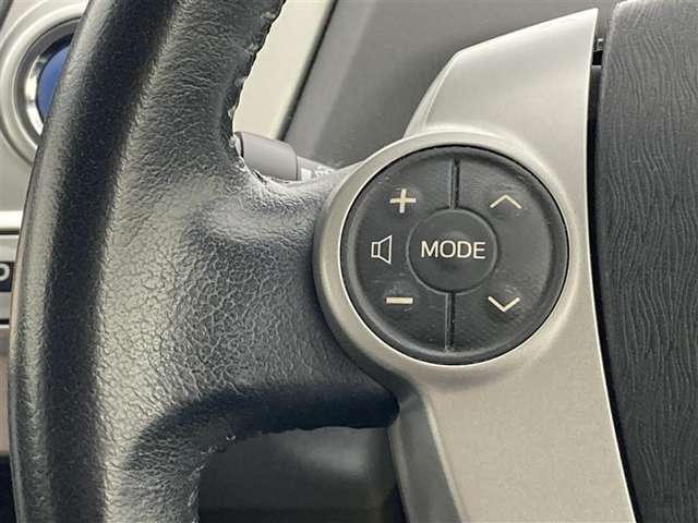 運転中、オーディオの操作をしてて、ハッとしたことはありませんか？ステアリングスイッチは、運転中でもハンドルでオーディオの操作が可能です。安全なドライブをサポートします。