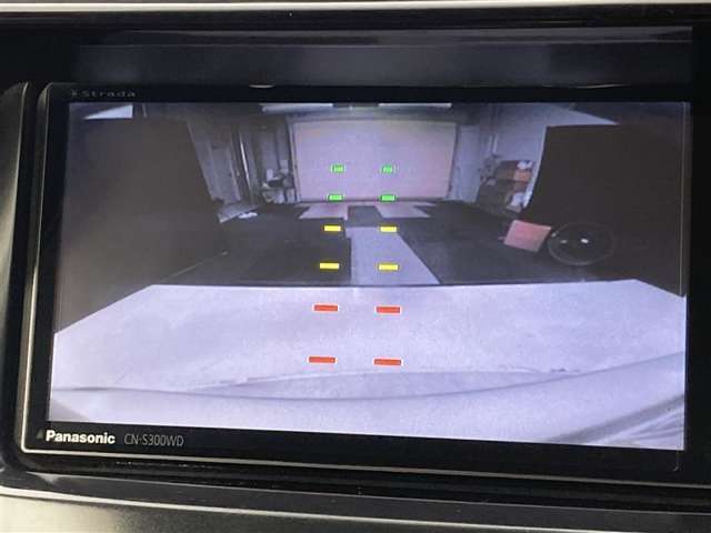 こちらのバックカメラは画面にラインが表示されておりますので、バック持のクルマの進行方向の目安になります。より高いレベルで車庫入れをサポートする、便利な機能ですね。