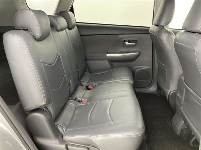 後部座席のスペースもしっかり確保しております。大人の方が乗るにも十分で、チャイルドシートをつけてもお子様の乗り降りもラクラクです。長時間ドライブも疲れにくそうですね。