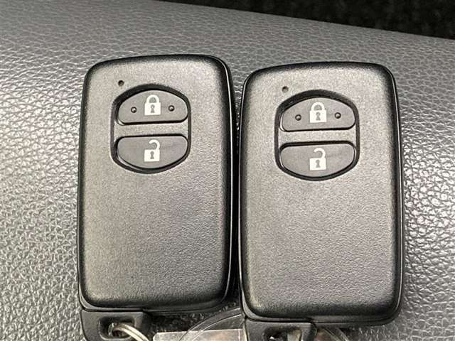 ドアの開閉時、両手が荷物で塞がっている時はキーレスでのカギの解除が大変ですよね。スマートキーはポケットやバッグに入れておけば、ノブに触れただけでロックの解除が可能です。とても便利な機能です