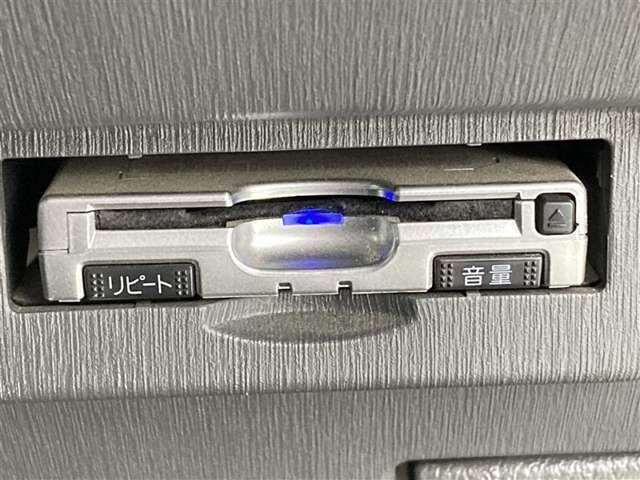 高速料金をお得にするにはやっぱりETCです。ナビ連動のETCを装備しているので、通常のETC機能に加え、ナビゲーションで利用履歴やゲート通過時の料金が表示されます。