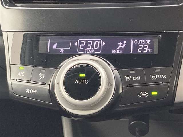 オートエアコンは温度を設定するだけで、自動で風量などを設定してくれます。運転しながら操作も必要ないので、安全性も向上します。