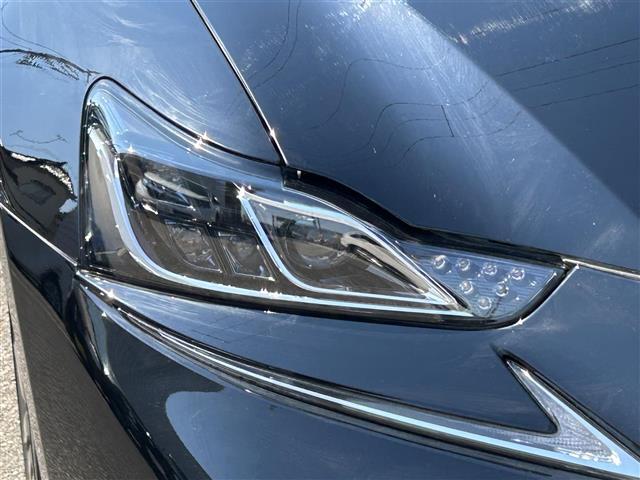 【ヘッドライト】悪天候や夜間走行時も良好な視界を確保し安心して運転できる高輝度LEDヘッドライトを装備！点灯速度が早く、消費電力も抑えられています。