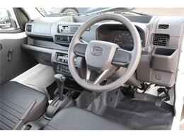 前席全体　目線も高く広い視界で安心して運転することができますね！