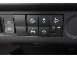 パーキングセンサー付で、車庫入れも駐車もラクラクです。