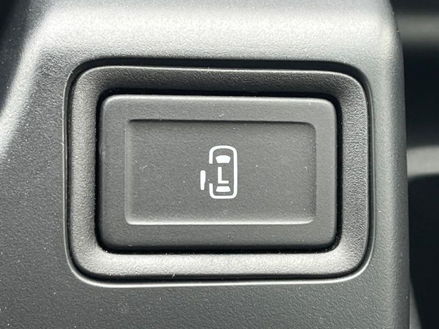 【パワースライドドア】スマートキーや運転席のスイッチでスライドドアの開閉が可能♪電動だから力を入れてドアを開ける必要が無く、小さいお子様でも、重い荷物を持っている時もラクに開け閉めできます♪