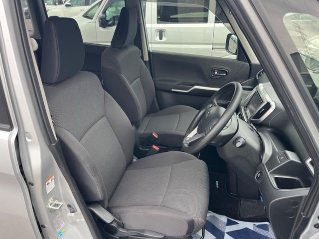 運転席まわりには十分なスペースがあり、大柄な方でもゆったり運転していただける環境です。