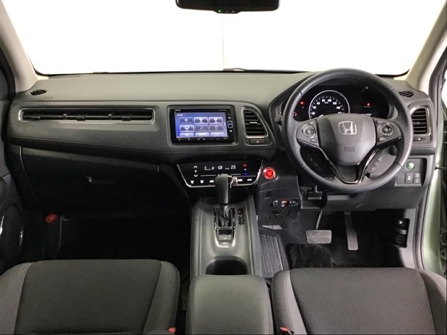 ドライバーを中心に自然に手が届く位置にATセレクトレバーやエアコン、様々な操作スイッチなどを配置、操作性に優れています。