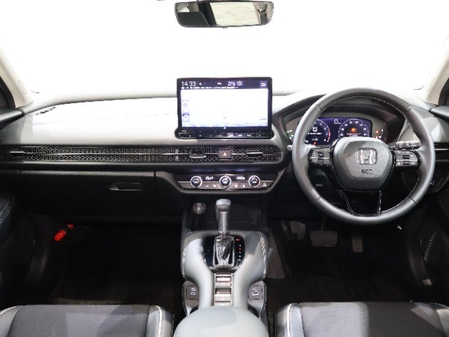 操作性に優れた運転席となります！小物入れや各ボタンの配置にこだわり、使いやすいです！座り心地もよく視認性も良好なのでロングドライブもお任せ下さい！