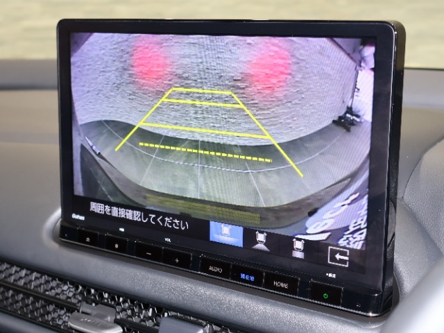 バックカメラが装備されており、後方の安全確認はもちろんのこと狭い場所での駐車や雨の日・夜間など視界の悪いコンディションでのストレスの軽減にもなります！