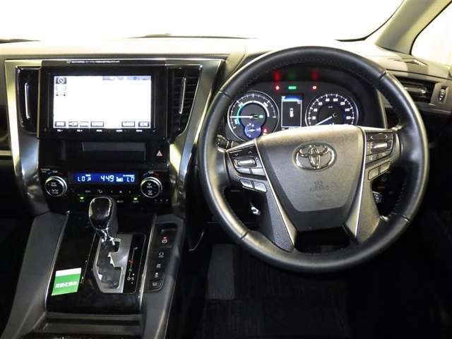運転の際、常に目にする部分だけにシックで飽きのこないデザインが良いですね。