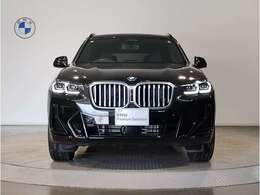 ☆BMWの代名詞とも言える【キドニーグリル】一目見ただけでBMW車であると認識できる確固たるアイコンとして存在感を放ちます☆