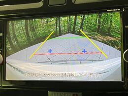 【バックカメラ】駐車時に後方がリアルタイム映像で確認できます。大型商業施設や立体駐車場での駐車時や、夜間のバック時に大活躍！運転スキルに関わらず、今や必須となった装備のひとつです！