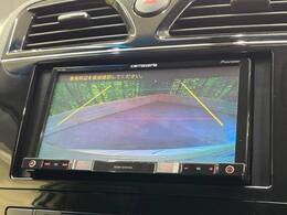 【バックカメラ】駐車時に後方がリアルタイム映像で確認できます。大型商業施設や立体駐車場での駐車時や、夜間のバック時に大活躍！運転スキルに関わらず、今や必須となった装備のひとつです！