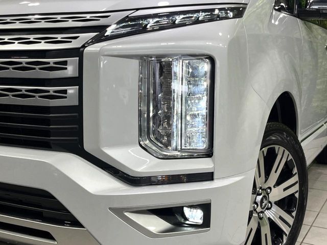 【LEDヘッドライト】悪天候や夜間走行時も良好な視界を確保し安心して運転できる高輝度LEDヘッドライトを装備！点灯速度が早く、消費電力も抑えられています。