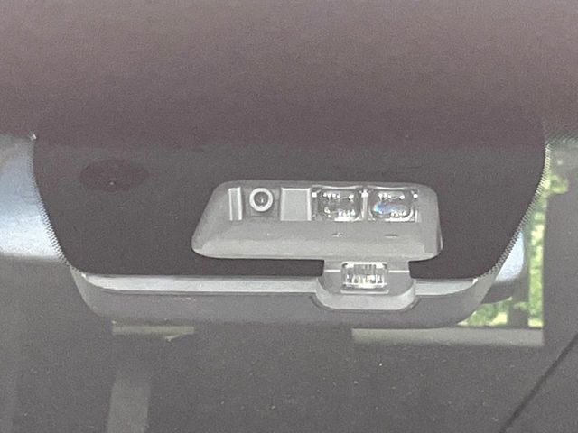 【三菱e-Assist】走行中に前方の車両等を認識し、衝突しそうな時は警報とブレーキで衝突回避と被害軽減をアシスト。より安全にドライブをお楽しみいただけます。