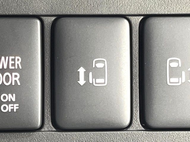 【両側パワースライドドア】スマートキーや運転席のスイッチで後席両側スライドドアの開閉が可能♪電動だから力を入れてドアを開ける必要が無く、小さなお子様でも簡単に開け閉めでき快適です♪