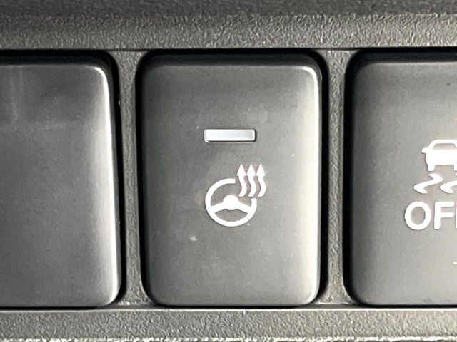 【ステアリングヒーター】冬場に冷たくなりやすい革巻きステアリングを、スイッチ一つで素早く適温に！エアコンよりも早く温まってくれるので、寒い日の運転も快適になりますね♪