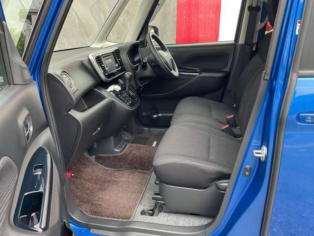 フロントシートにはセンターアームレスト付き、長時間の運転でも楽々で快適♪