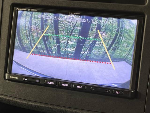 【バックカメラ】駐車時に後方がリアルタイム映像で確認できます。大型商業施設や立体駐車場での駐車時や、夜間のバック時に大活躍！運転スキルに関わらず、今や必須となった装備のひとつです！