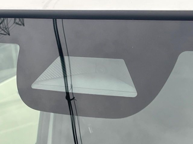 【ホンダセンシング】走行中に前方の車両等を認識し、衝突しそうな時は警報とブレーキで衝突回避と被害軽減をアシスト。より安全にドライブをお楽しみいただけます。