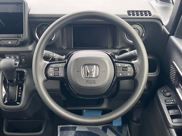 インテリアに合わせたデザインのステアリングは、運転される方のことも考え、運転しやすい形状、大きさです。是非一度、実際に触ってお確かめください。
