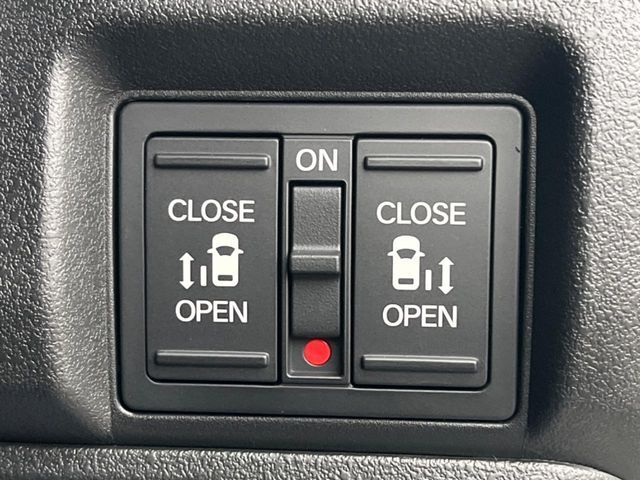 【両側パワースライドドア】スマートキーや運転席のスイッチで後席両側スライドドアの開閉が可能♪電動だから力を入れてドアを開ける必要が無く、小さなお子様でも簡単に開け閉めでき快適です♪