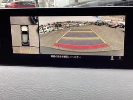 車両の前後左右に備えた計4つのカメラを活用し車両を上方から見たトップビューでマツダならではの人間中心の設計思想に基づき遠近感や距離感をつかみやすい自然な映像を目指しました