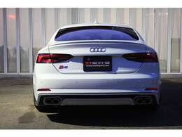 リアディフューザーはS5純正4本出しマフラーにあわせて加工装着