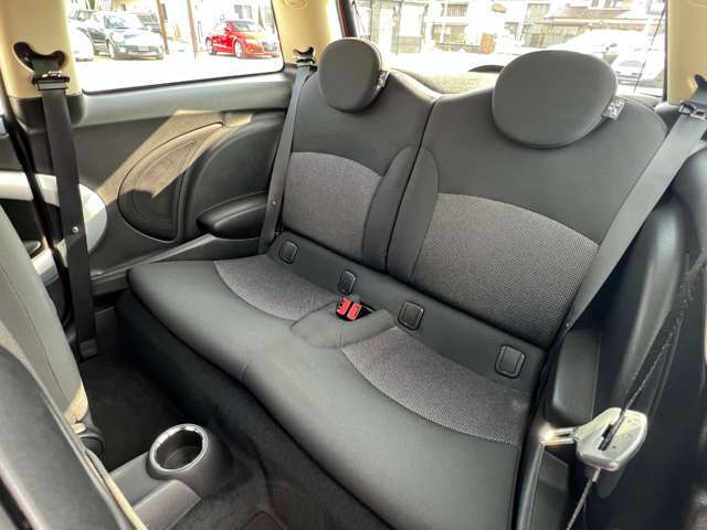 ゆったり快適な後席空間！足元にゆとりがあり、大人が乗っても快適な広さを確保。シートのクッション性や角度にもこだわり、長時間のドライブでも快適に過ごせます。ご家族やご友人との移動にもぴったりです。