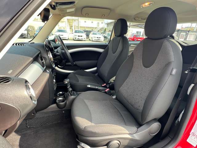 室内はご展示前とご納車前の2回に渡ってクリーニングを実施。長年使用された中古車と言えども、室内空間の快適性に妥協は致しません。新たにお乗りいただく方に気持ちよくご使用いただけるよう心がけております。