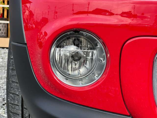 フォグランプは、霧・雨・雪などの悪天候時に路面を照らし、視界を確保するための補助灯です。広がりのある光で足元を照らすため視認性が向上します。また対向車にも自車の存在を知らせる役割もあります。