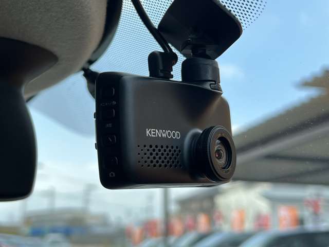 前方の映像を常時録画し、万が一の事故やトラブルの際に証拠として活用できるドライブレコーダーを装備。重大な人身事故から物損事故など、自分自身が不利にならないために欠かせないアイテムです。