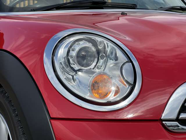 HID（ディスチャージ）ヘッドライトはキセノンガスを使用した高輝度のライトで、ハロゲンライトに比べて約2倍以上の明るさを実現します。白く明るい光で夜間の視認性が向上し、省電力で長寿命なのも特徴です。