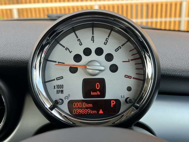 現在の走行距離は、掲載のメーター写真のとおりです。実際の車両に表示されている距離を撮影したもので、正確な走行距離の確認材料としてご覧いただけます。ご不明な点があればお気軽にお問い合わせください。