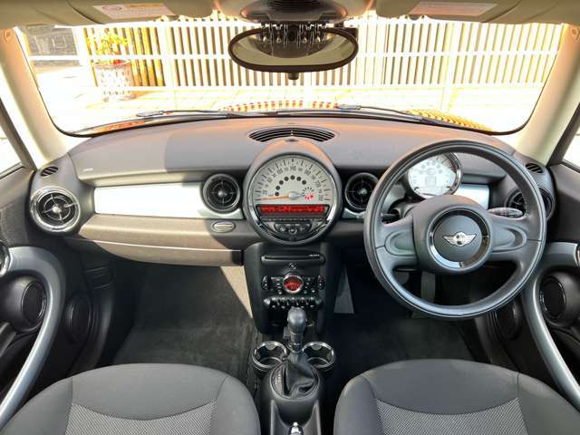 洗練されたインパネデザインが魅力！質感の高い素材と使いやすさを兼ね備えたインパネは、乗るたびに気分が高まる上質な空間を演出。見た目だけでなく操作性にも優れており、ドライバーも同乗者も快適に過ごせます。